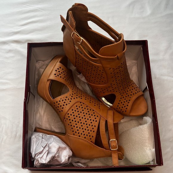 Women's Faux Leather Heeled Ankle Booties in Tan - US 8.5 - Picture 4 of 9